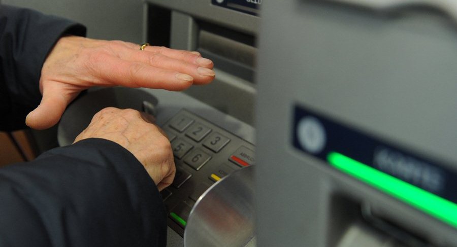 Что делать, если мошенники сняли деньги с карты в банкомате?