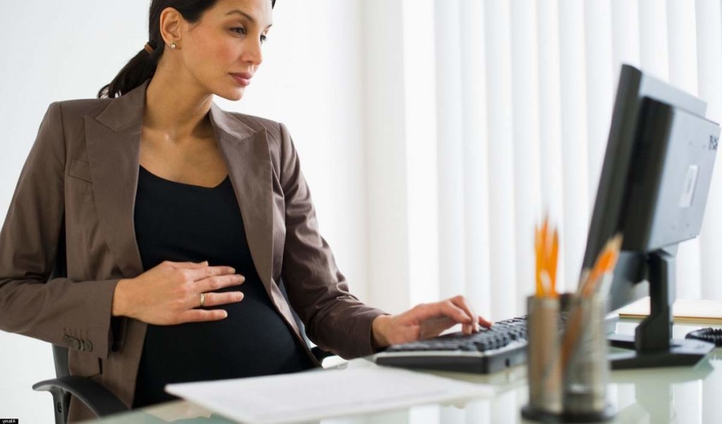 Может ли работодатель уволить женщину в период беременности, если с ней заключен срочный трудовой договор?