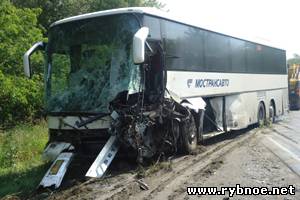Рейсовый автобус после столкновения с «Land Rover» угодил в деревья