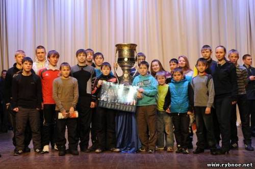 Рыбновским детям-сиротам показали кубок Гагарина