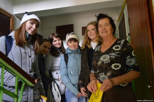 Учащиеся Рыбновской школы №4 поздравили дедушек и бабушек с днем пожилых людей