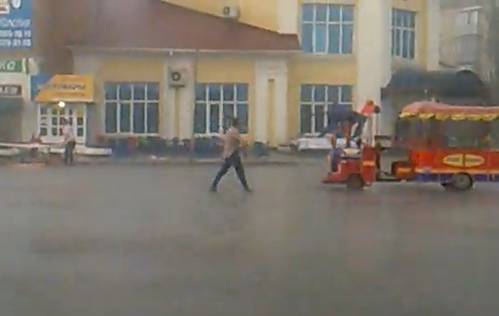 Одинокий танцор на праздновании «Дня города Рыбное - 2013» под дождем и градом. Видео
