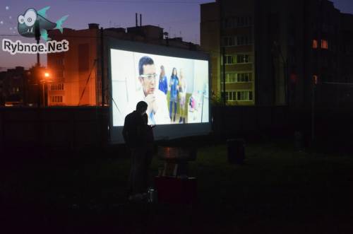 В Рыбном показали кино под открытм небом