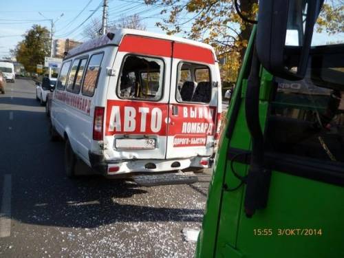 Бесплатный моловский автобус протаранил маршрутку
