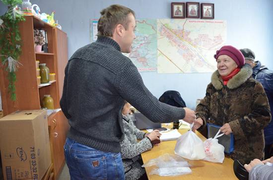 Жители Рыбновского района получили в подарок продуктовые наборы
