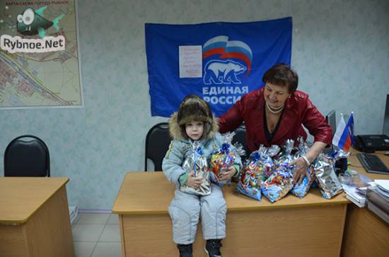 Рыбновские партийцы подарили детям 1000 подарков