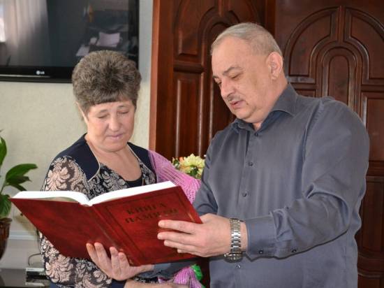 Жительнице Рыбного подарили Книгу Памяти – со сведениями о сыне, погибшем в Чечне