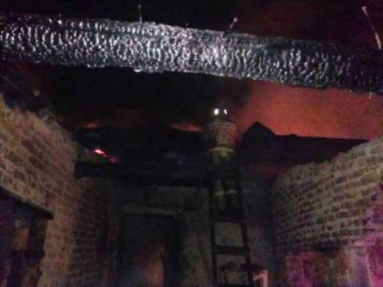 В Рыбновском районе сгорел жилой дом с постройками. Видео