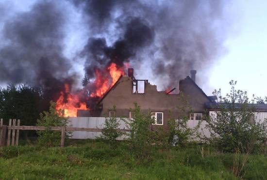 В Рыбном сгорел двухэтажный кирпичный дом. Видео