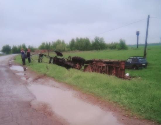 В Рыбновском районе трактор вылетел в кювет