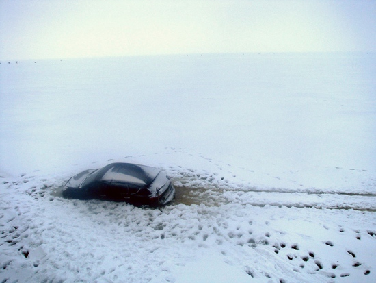 На Оке под лед провалились два автомобиля