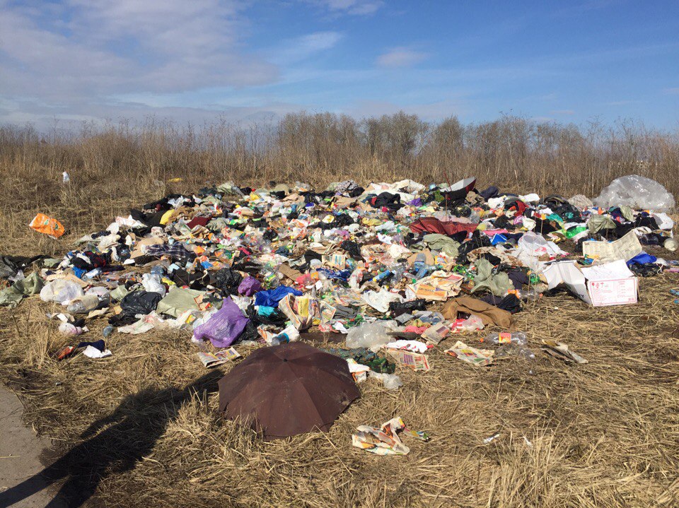 Неизвестные сбросили гору мусора за ул. Крымской