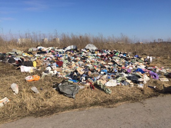 Неизвестные сбросили гору мусора за ул. Крымской