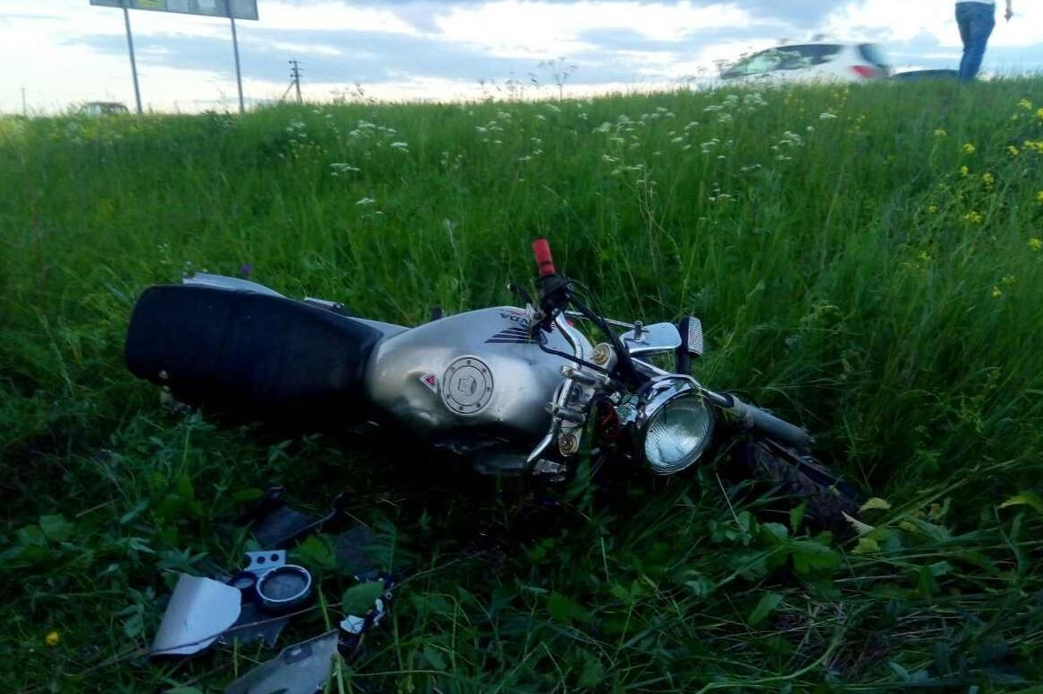На дороге Рыбное-Константиново столкнулись мотоцикл и автомобиль
