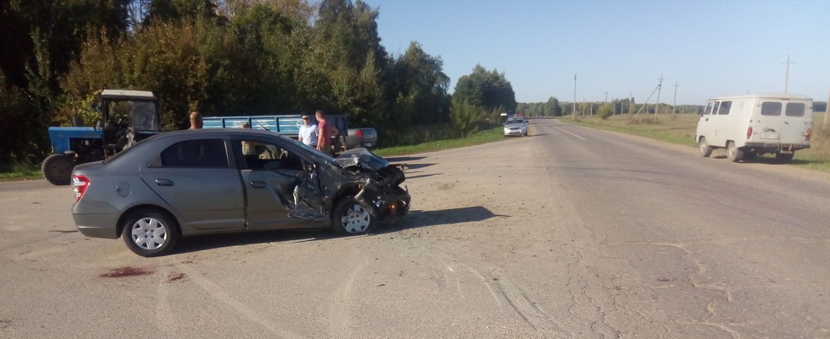 В Рыбновском районе столкнулись легковое авто и трактор