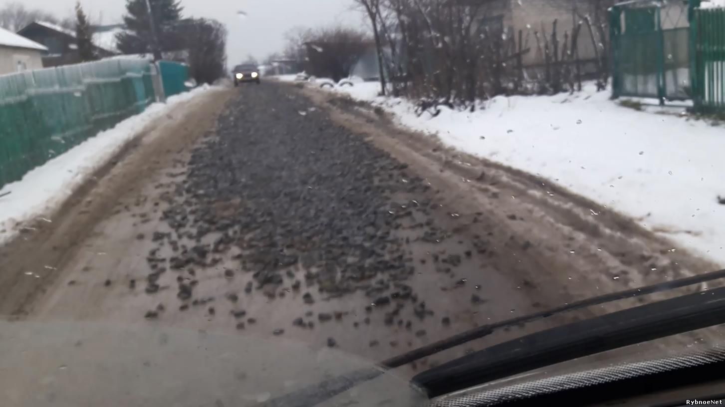 На ул. Рязанской рассыпали крупный гранитный щебень на дороге