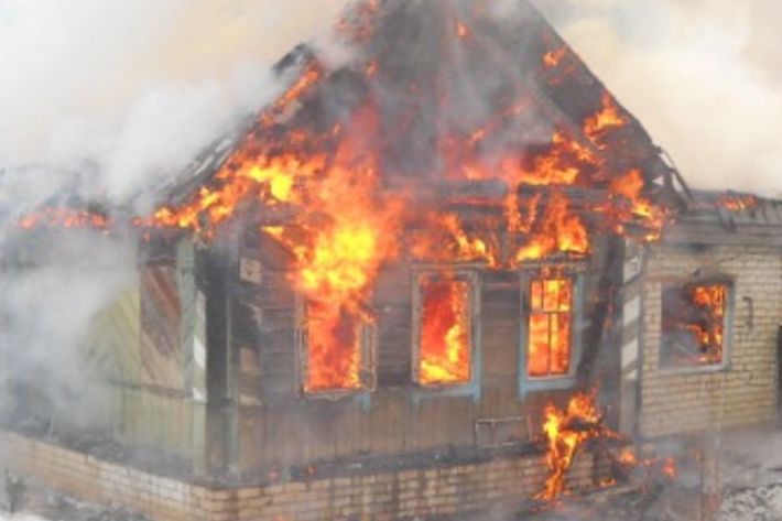 В с. Борисовка сгорело заброшенное здание
