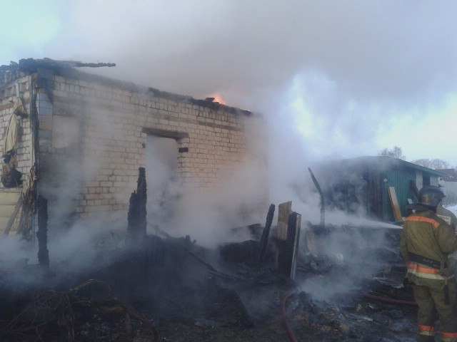 В Рыбновском районе горит дача в 30 квадратных метров