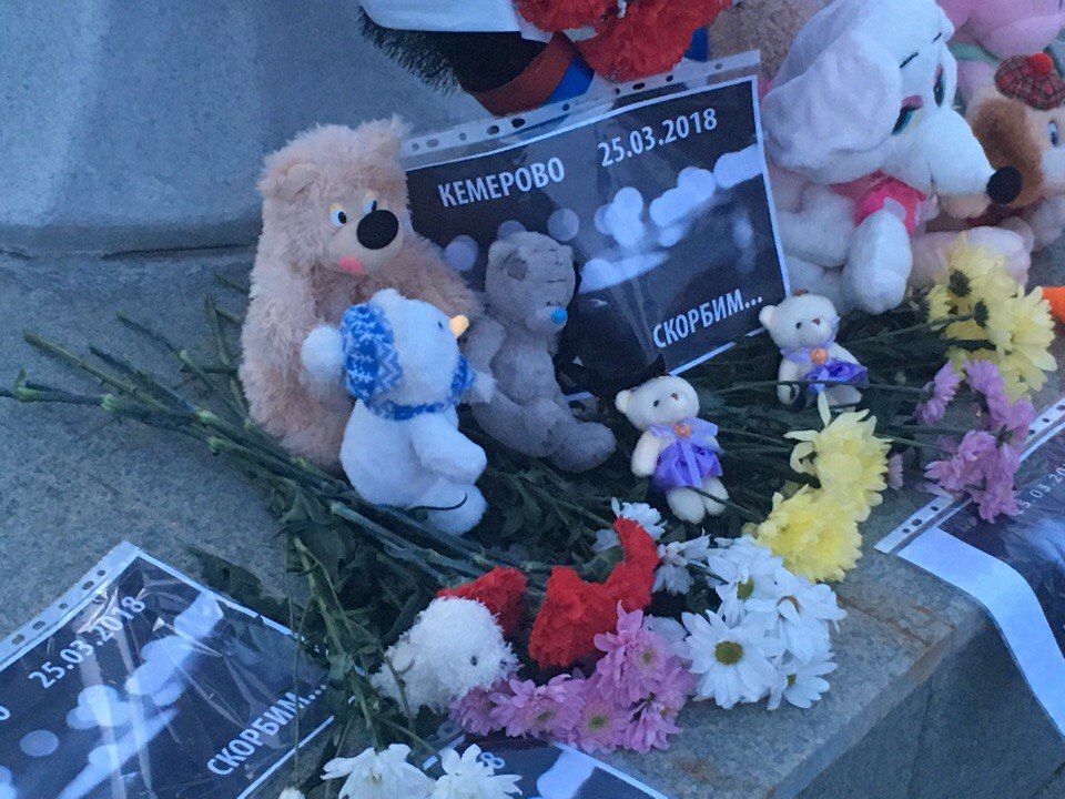 Жители Рыбного почтили память погибших в Кемерово