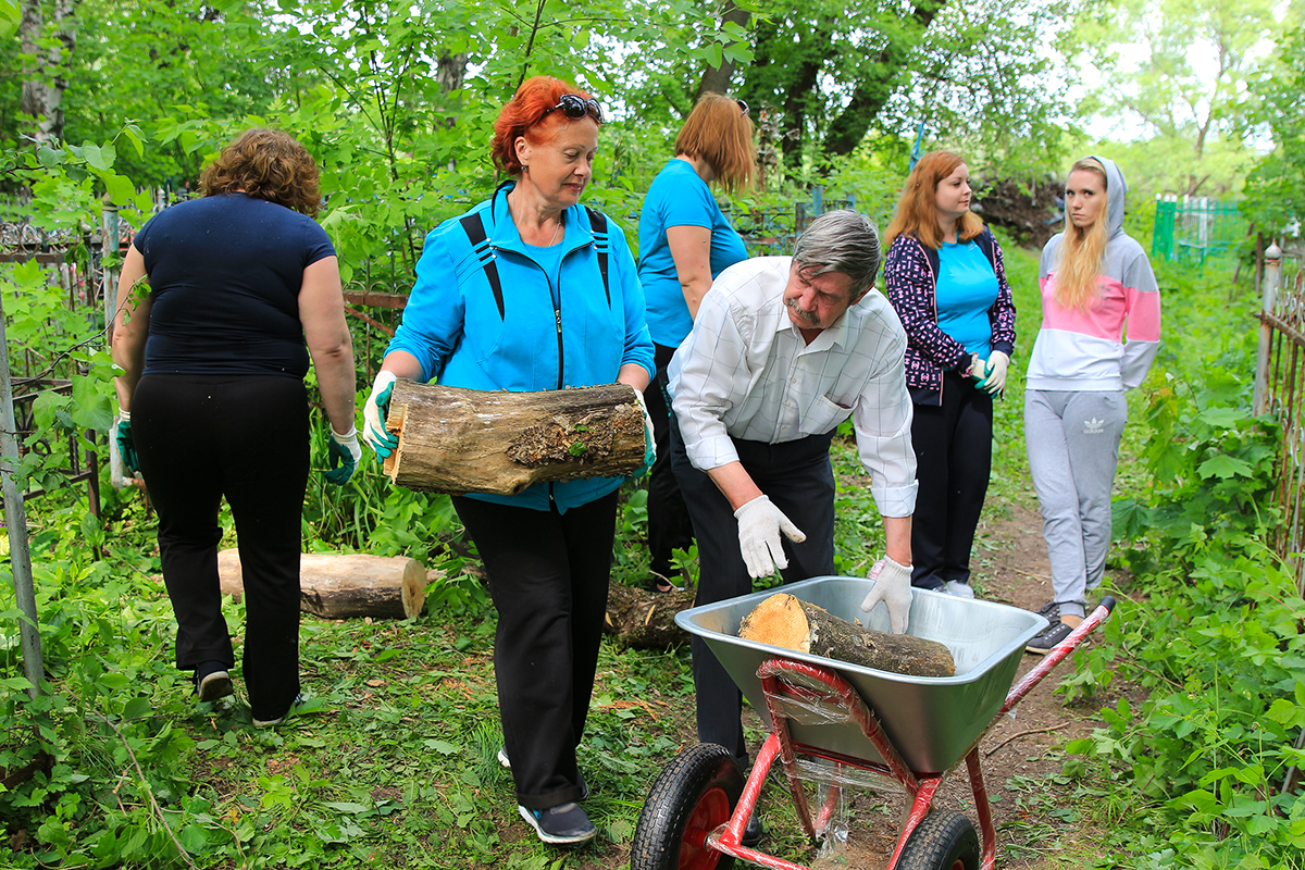 Активисты расчистили старое кладбище в Рыбном