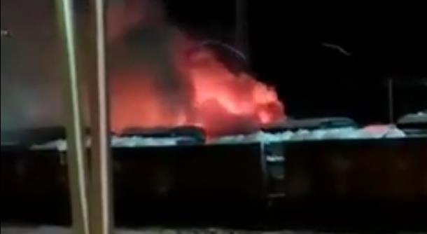 В Рыбном ночью на железной дороге сгорел вагон. Видео