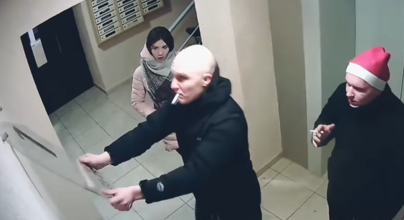 На подъездных вандалов будет написано заявление в полицию — управляющая компания ЖК На подъездных вандалов будет написано заявление в полицию — управляющая компания ЖК