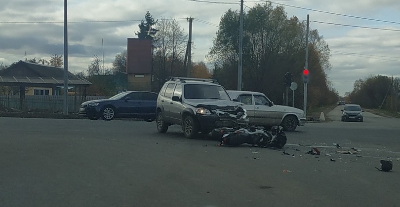В Рыбновском районе «Chevrolet Niva» врезалась в мотоцикл. Фото