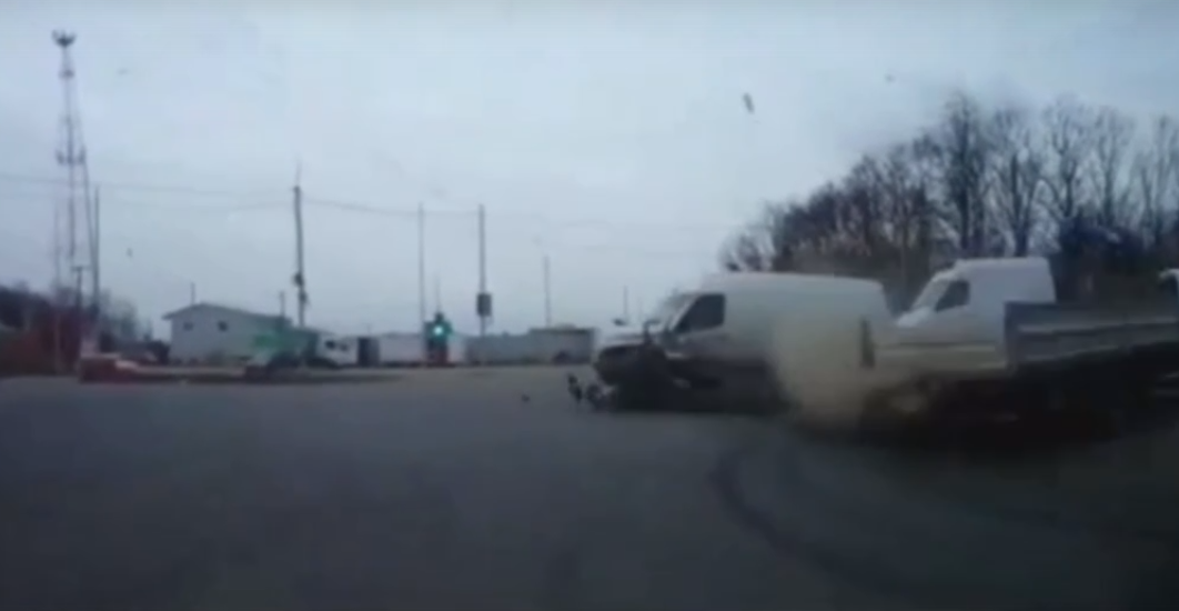 В Рыбновском районе столкнулись манипулятор и микроавтобус. Видео