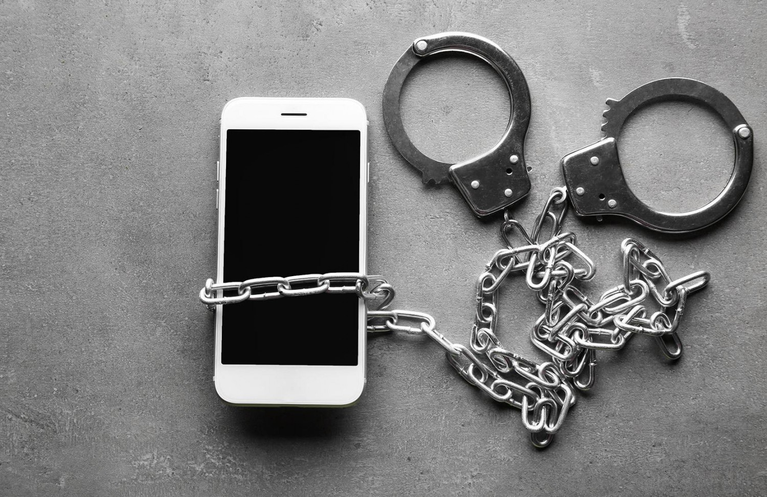 Полицейские раскрыли кражу сотового телефона у жительницы Рыбного